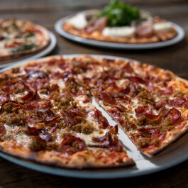 Enoteca Monza Pizzeria Moderna - Restaurants Entr&eacute;e accessible aux fauteuils roulants Dollard-des-Ormeaux