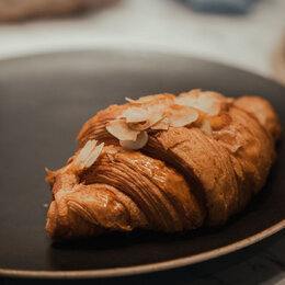 Croissant aux amandes - ES Café RestoQuebec.ca