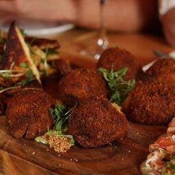 La Belle et La Barbe - Bistro Urbain RestoMontreal.ca