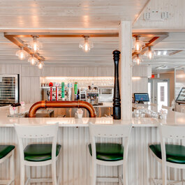 Bar centrale - Le Batifol Lac Beauport RestoQuebec.ca