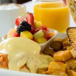 B&eacute;n&eacute;dictine au tartare de saumon - Le Batifol RestoQuebec.ca