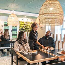 Le Monast&egrave;re des Augustines : comptoir commande et Le Vivoir - Montreal Comptoir Restaurants