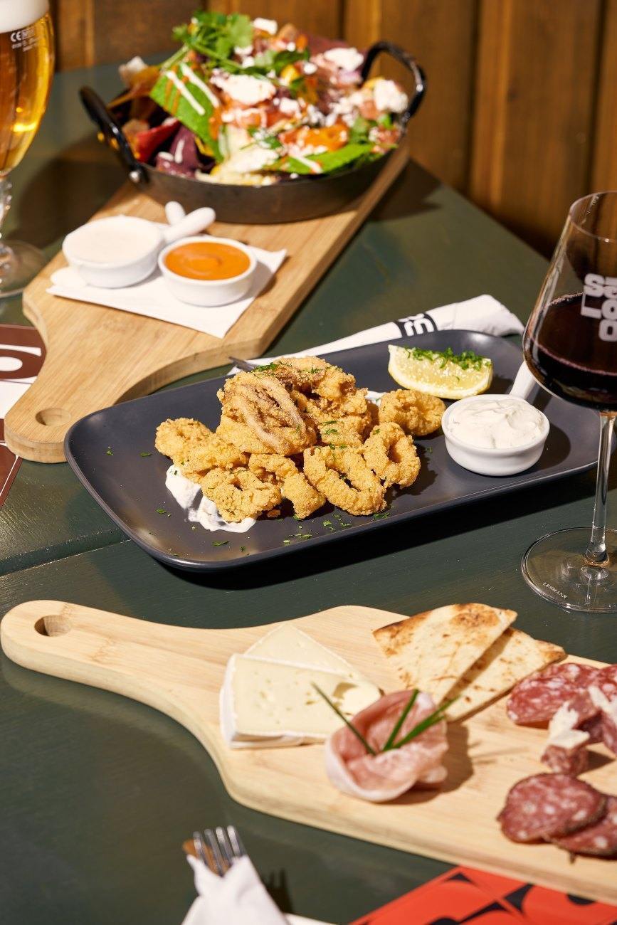 Le Saloon Bistro Bar - Restaurant Bistro à Le Village/Centre Sud, Montréal