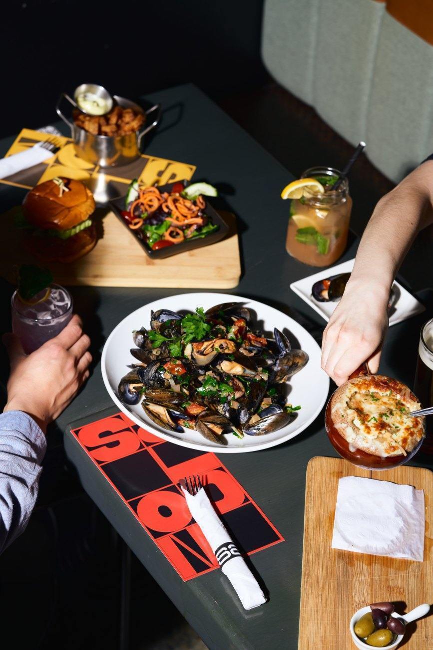 Le Saloon Bistro Bar - Restaurant Bistro à Le Village/Centre Sud, Montréal