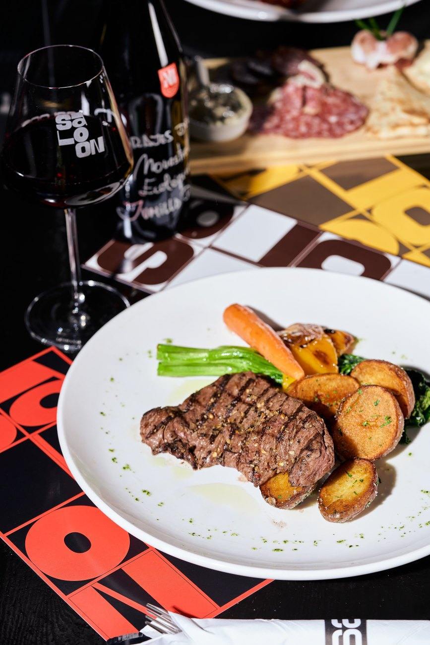 Le Saloon Bistro Bar - Restaurant Bistro à Le Village/Centre Sud, Montréal