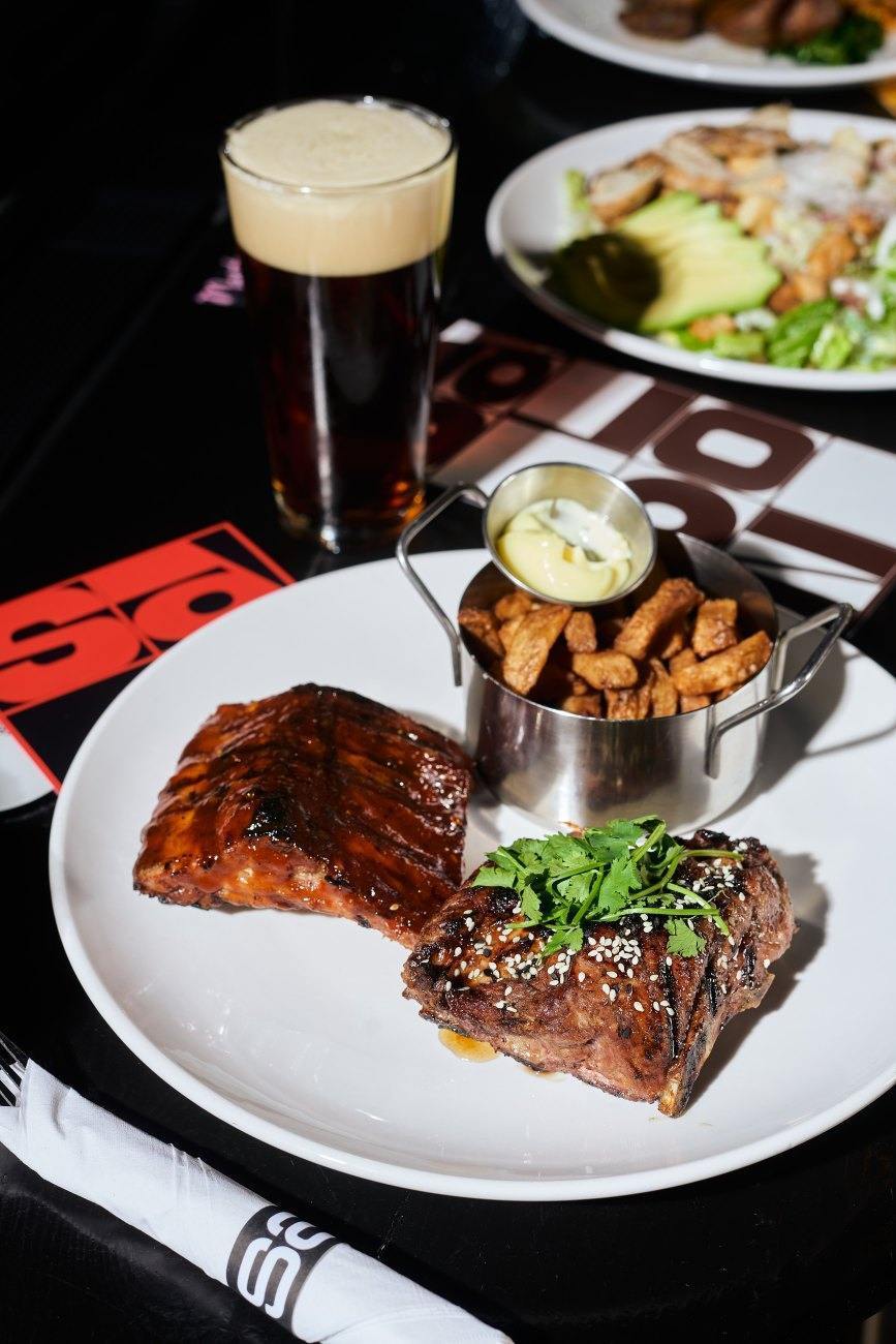 Le Saloon Bistro Bar - Restaurant Bistro à Le Village/Centre Sud, Montréal
