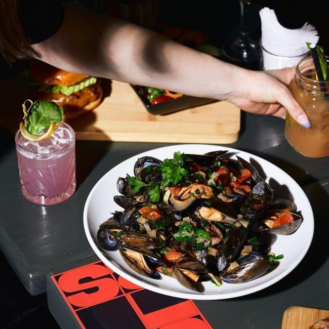 Le Saloon Bistro Bar - Restaurant Bistro à Le Village/Centre Sud, Montréal