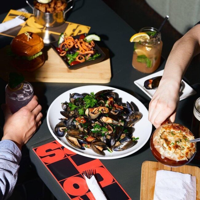 Le Saloon Bistro Bar - Restaurant Bistro à Le Village/Centre Sud, Montréal
