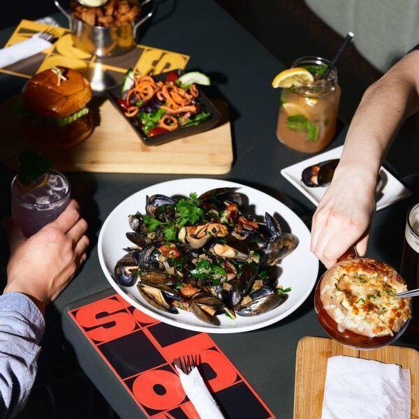 Le Saloon Bistro Bar - Restaurant Cuisine Bistro Le Village/Centre Sud, Montréal