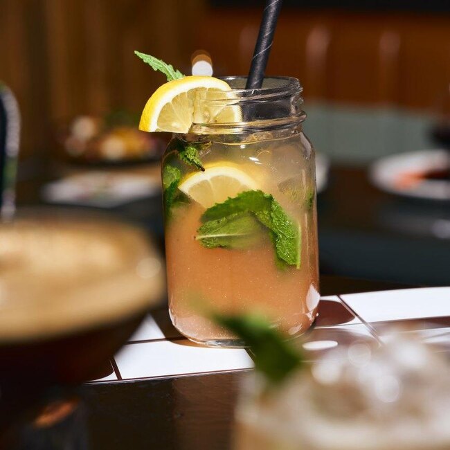 Le Saloon Bistro Bar - Restaurant Bistro à Le Village/Centre Sud, Montréal