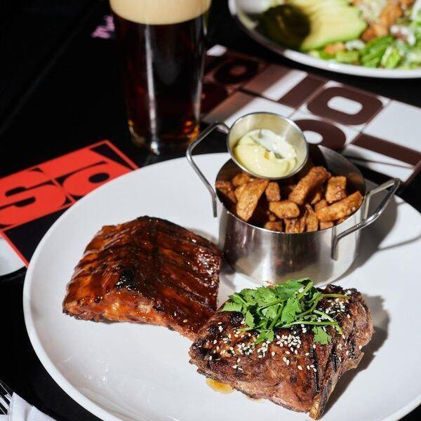 Le Saloon Bistro Bar - Restaurant Cuisine Bistro Le Village/Centre Sud, Montréal