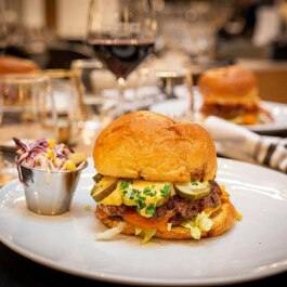 Mlle Inès | L'Atelier du hamburger RestoQuebec.ca