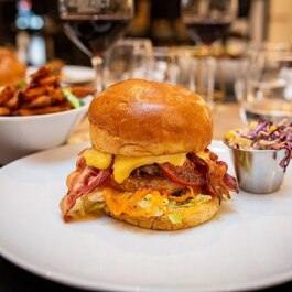 Mlle Inès | L'Atelier du hamburger RestoQuebec.ca