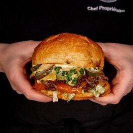 Mlle Inès | L'Atelier du hamburger RestoQuebec.ca