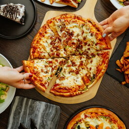 Nikos Pizza & D&eacute;li Restaurant