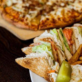 Nikos Pizza & Déli  Restaurant Pizza