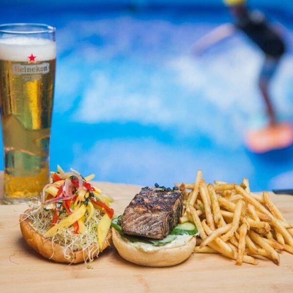 Resto-Bar Le Turf au Oasis Surf Restaurant Brossard, QC