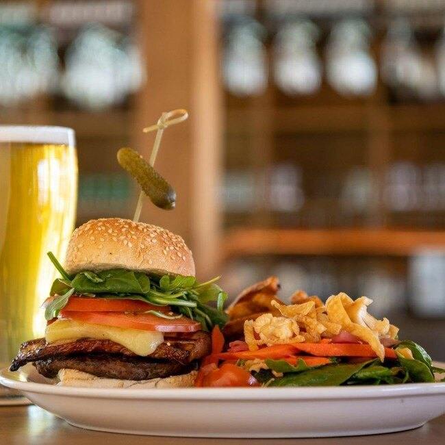 Pub Le Mitan - Microbrasserie de l'Île d'Orléans - Restaurant Bistro à Île d'Orléans, Québec