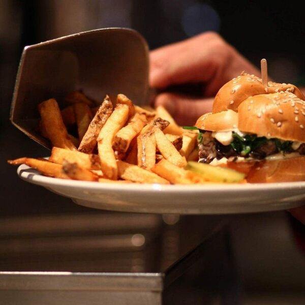 Restaurant Les Belles-Soeurs - Restaurant Burgers à Le Plateau-Mont-Royal, Montréal