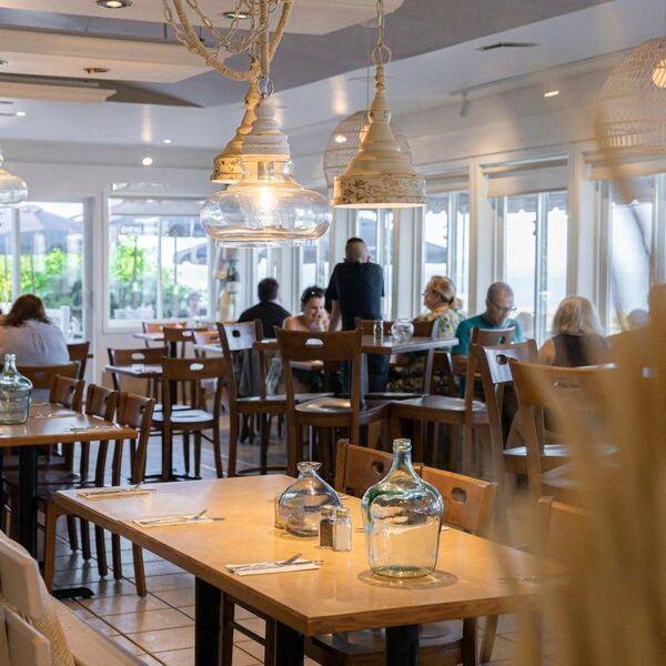 Resto de la plage – Terrasse sur fleuve, Île d’Orléans