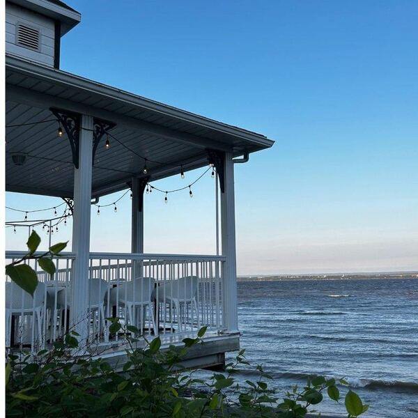 Resto de la plage – Terrasse sur fleuve, Île d’Orléans
