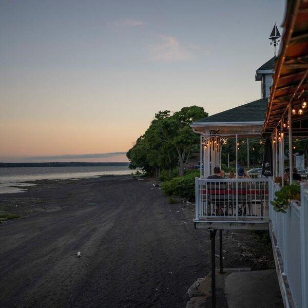 Resto de la plage – Terrasse sur fleuve, Île d’Orléans