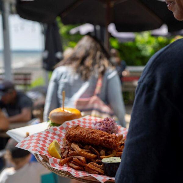 Resto de la plage – Terrasse sur fleuve, Île d’Orléans