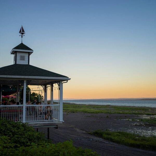 Resto de la plage – Terrasse sur fleuve, Île d’Orléans