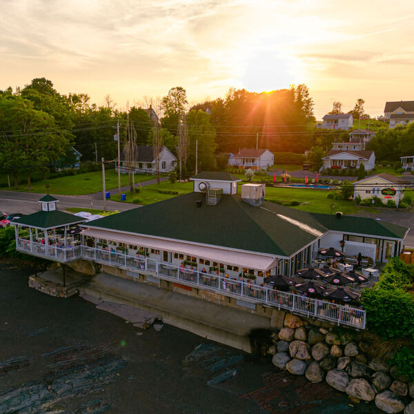 Resto de la plage – Terrasse sur fleuve, Île d’Orléans