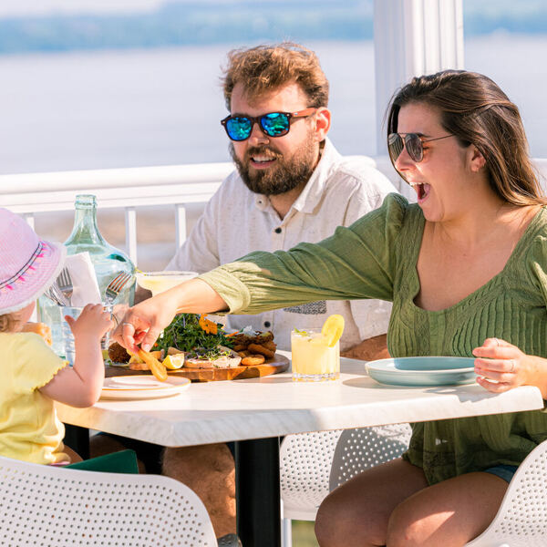 Resto de la plage – Terrasse sur fleuve, Île d’Orléans