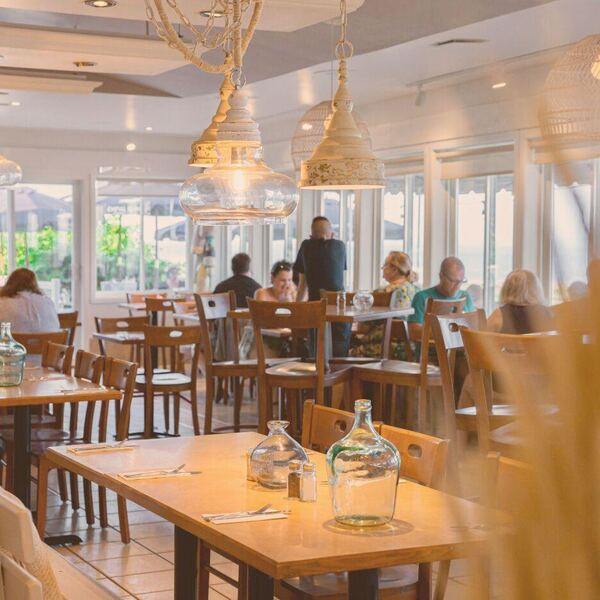 Resto de la plage – Terrasse sur fleuve, Île d’Orléans