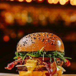L&eacute;gendaires burger - SHAKER Cuisine & Mixologie RestoQuebec.ca